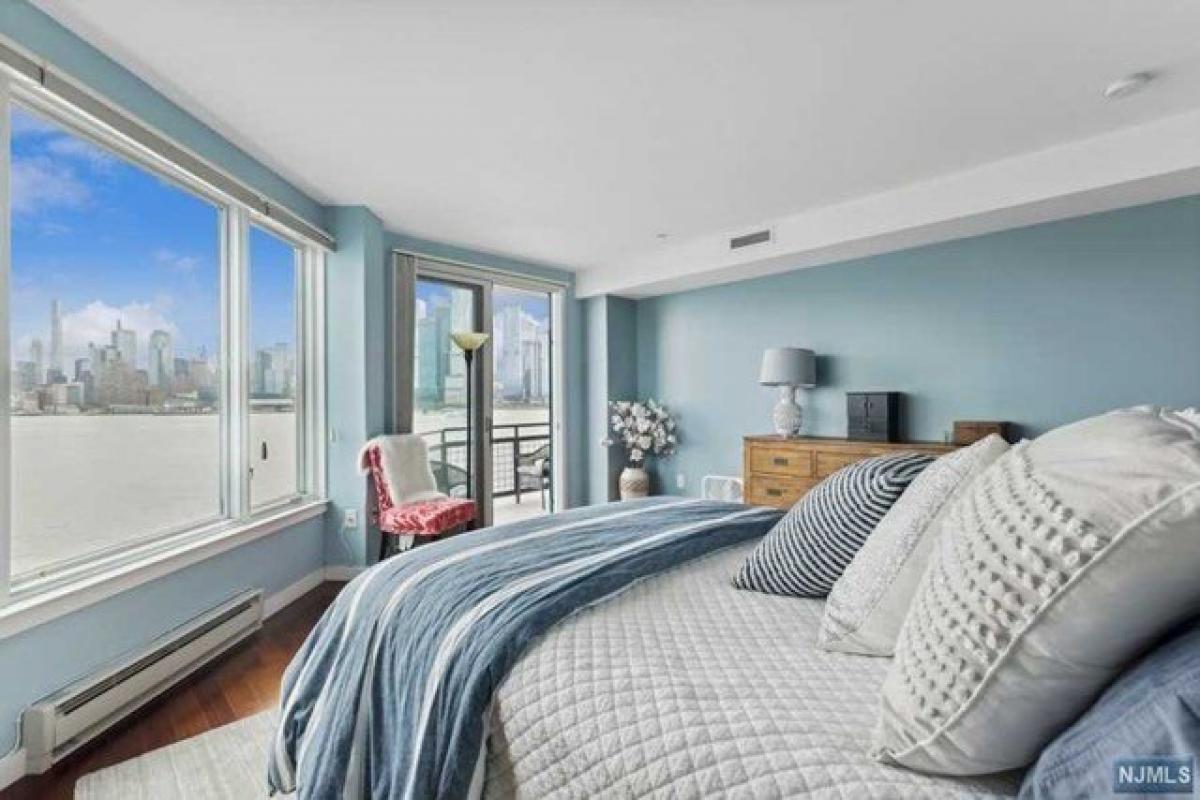 Picture of Home For Sale in Weehawken, New Jersey, United States