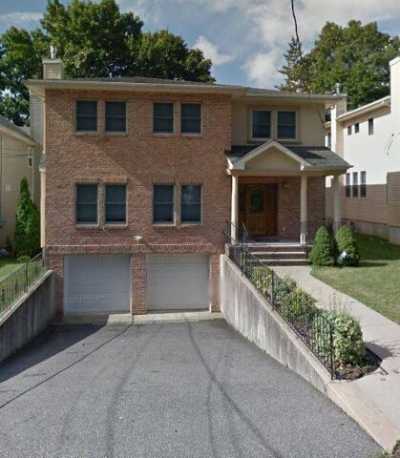 Home For Sale in Roslyn Heights, New York