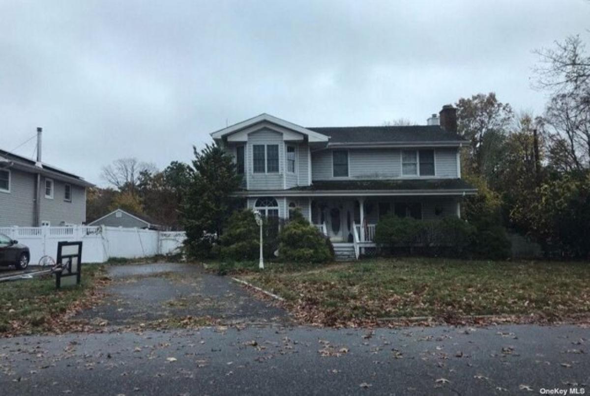 Picture of Home For Sale in East Islip, New York, United States