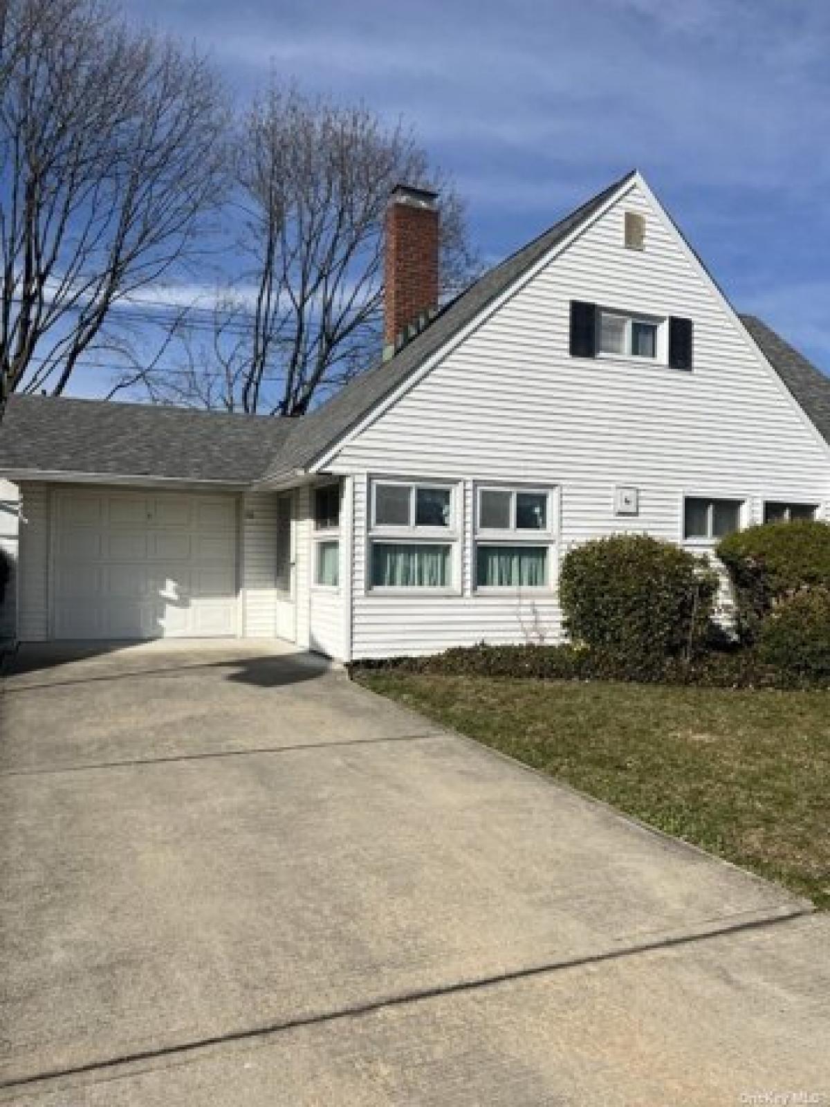 Picture of Home For Sale in Hicksville, New York, United States