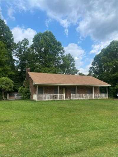 Home For Sale in Woodlawn, Virginia