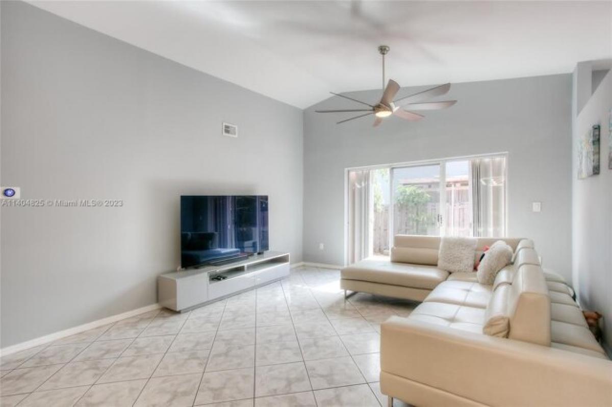 Picture of Home For Sale in Hialeah, Florida, United States