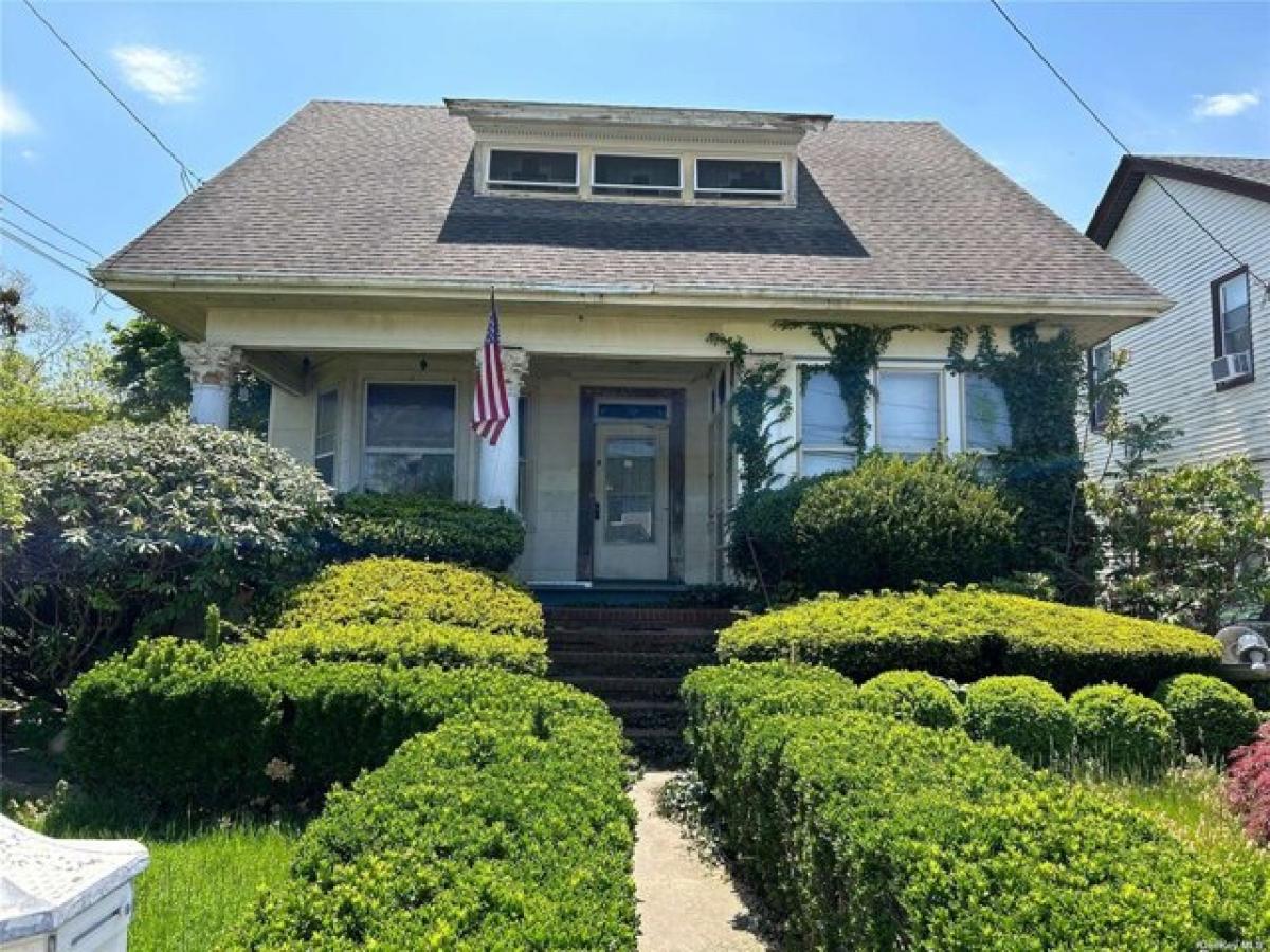 Picture of Home For Sale in Patchogue, New York, United States
