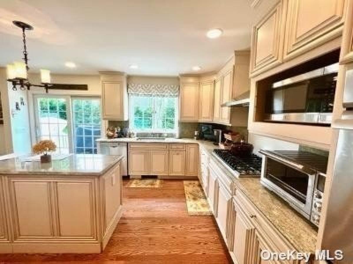 Picture of Home For Sale in Syosset, New York, United States