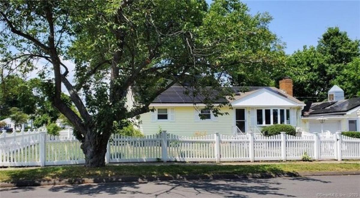 Picture of Home For Sale in Stratford, Connecticut, United States