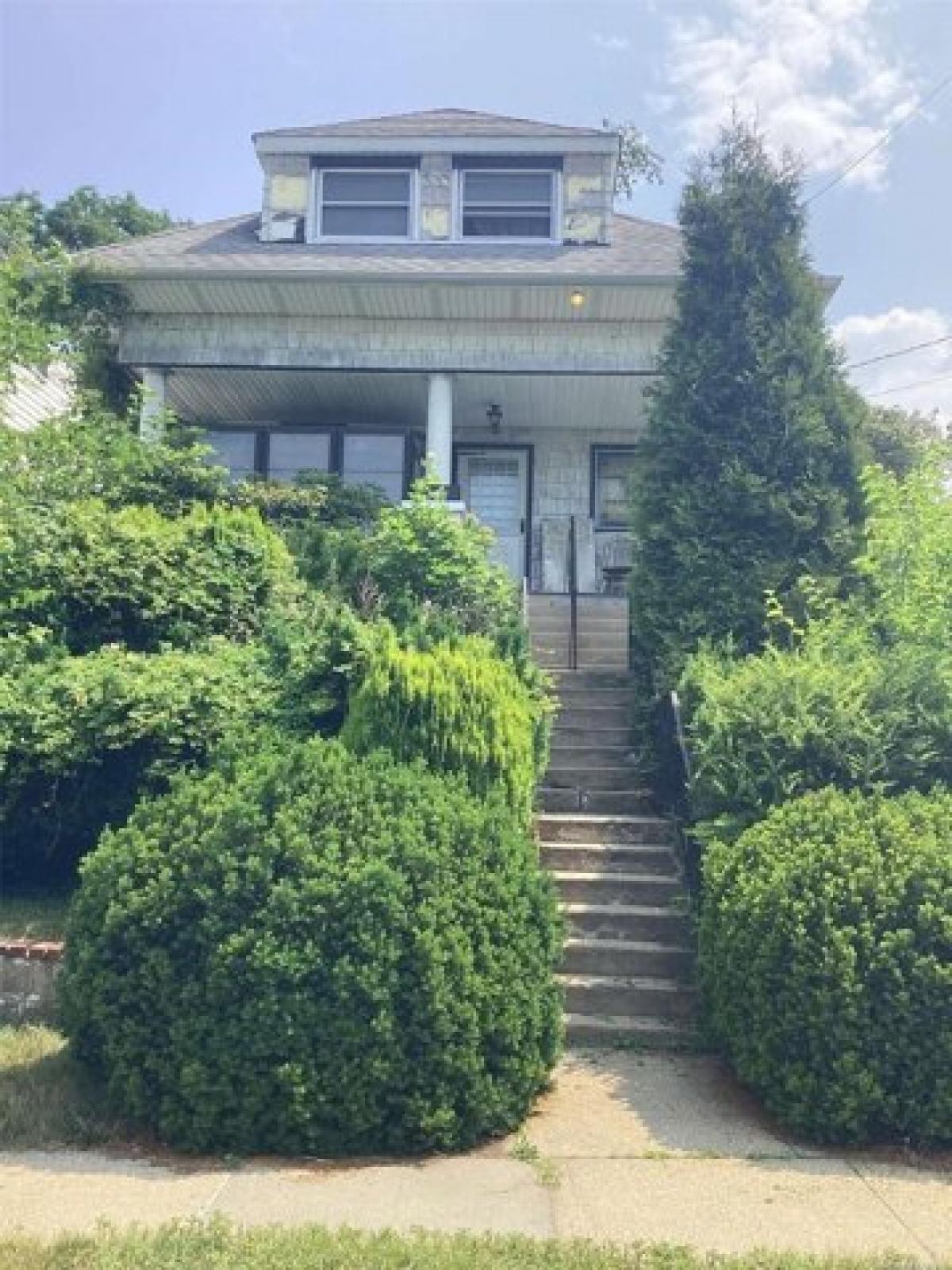 Picture of Home For Sale in Little Neck, New York, United States