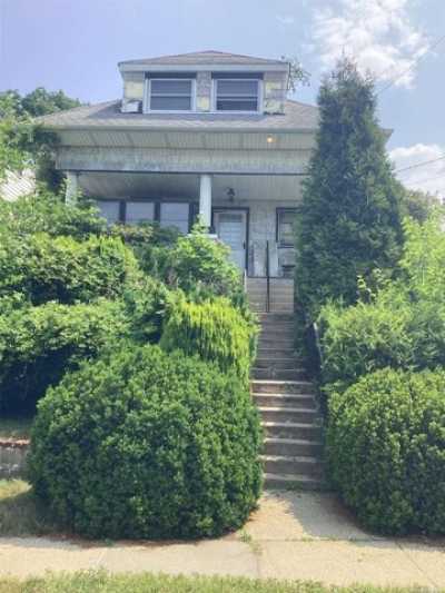 Home For Sale in Little Neck, New York