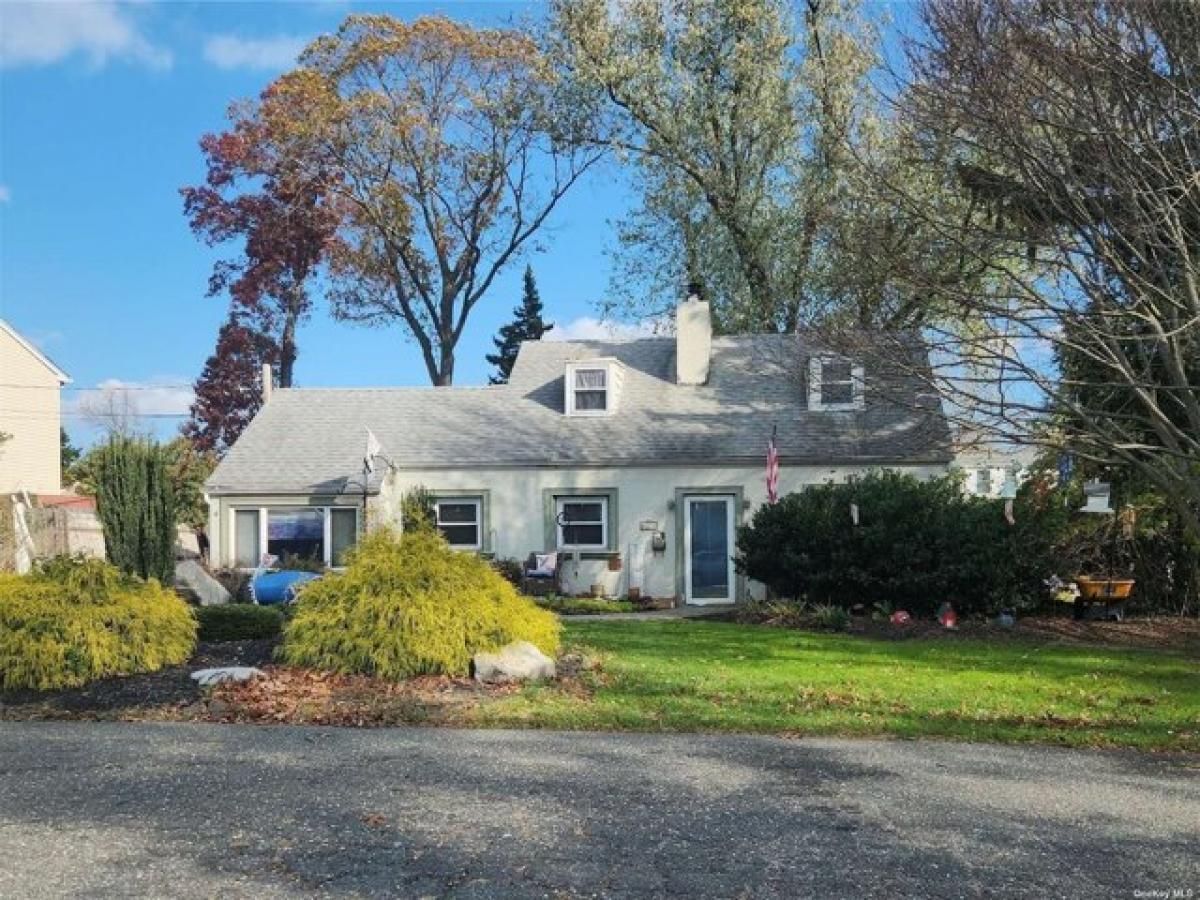 Picture of Home For Sale in Northport, New York, United States