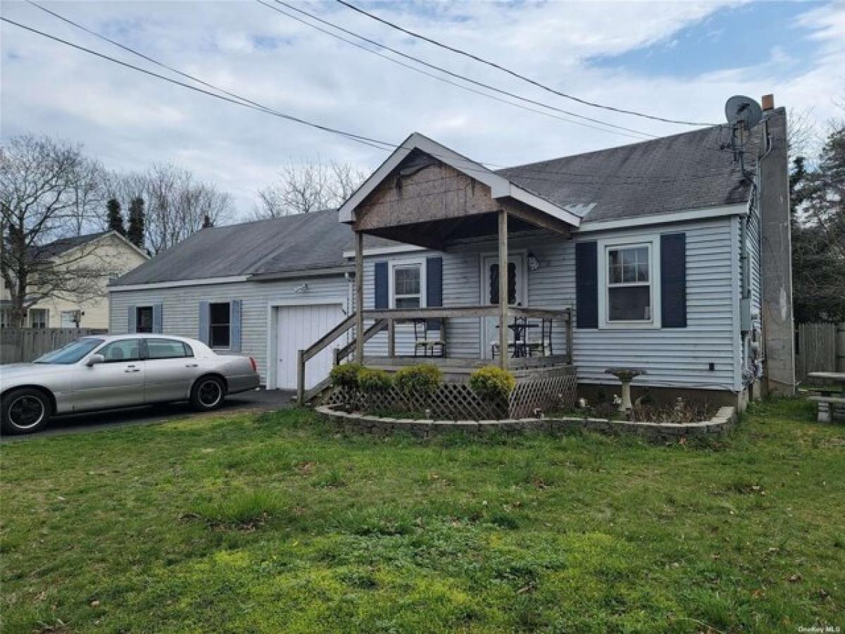 Picture of Home For Sale in Mastic Beach, New York, United States