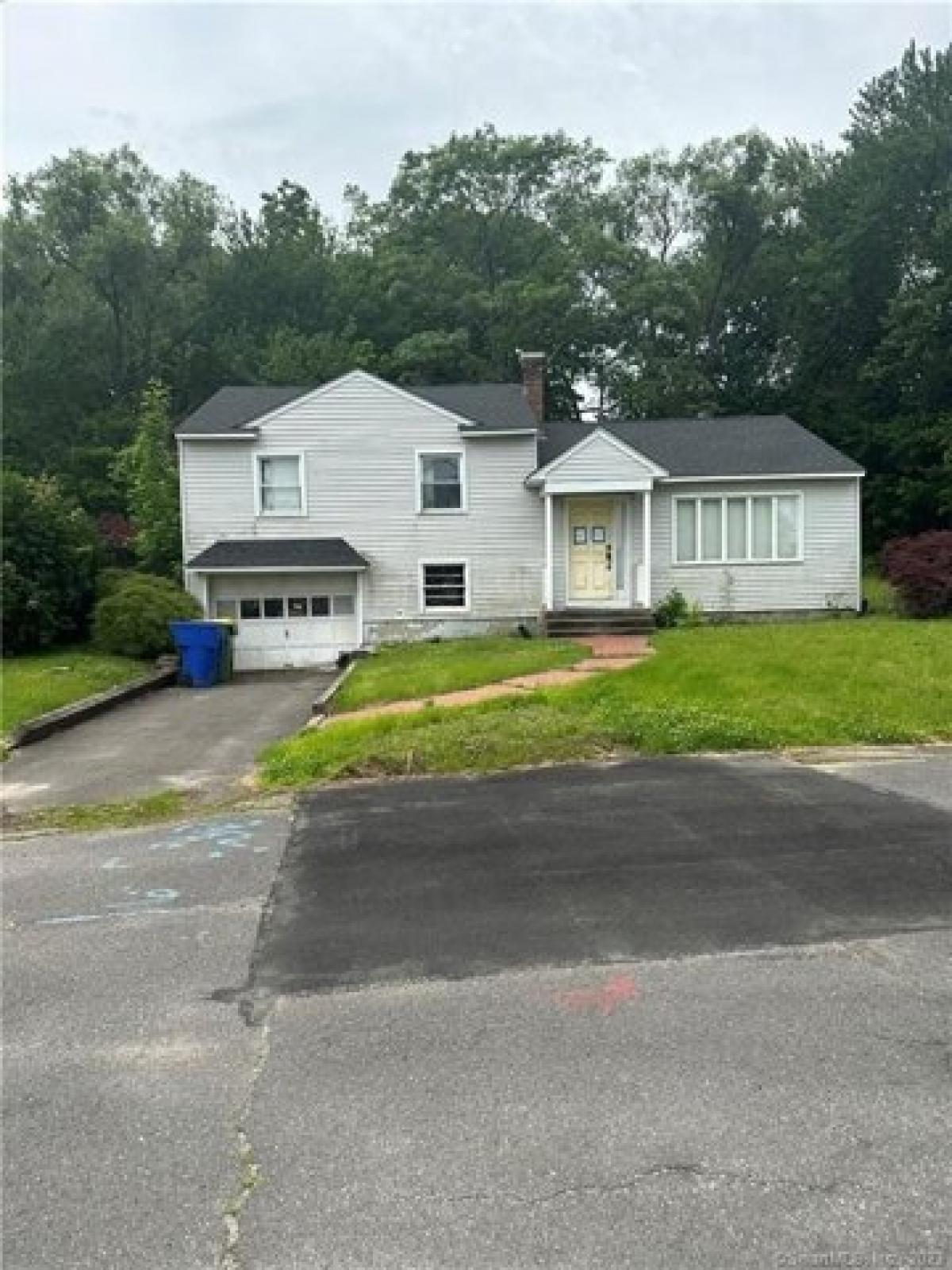 Picture of Home For Sale in Waterbury, Connecticut, United States