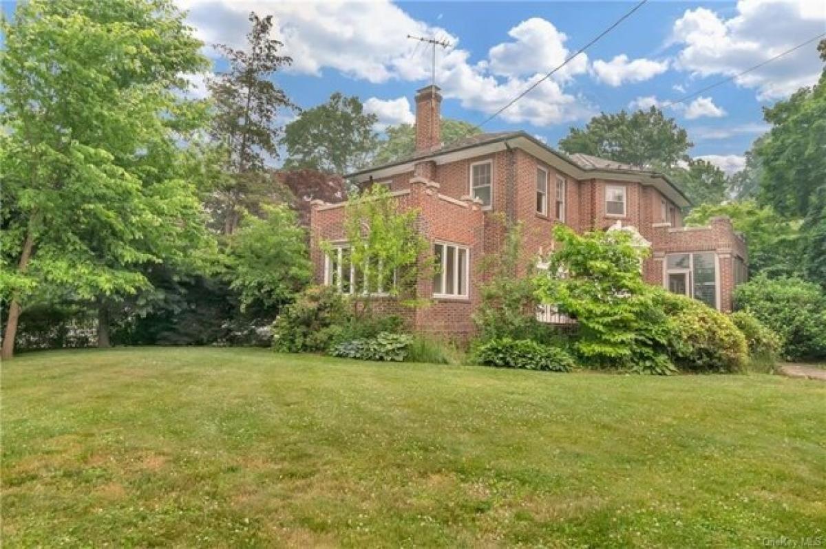 Picture of Home For Sale in Pelham, New York, United States