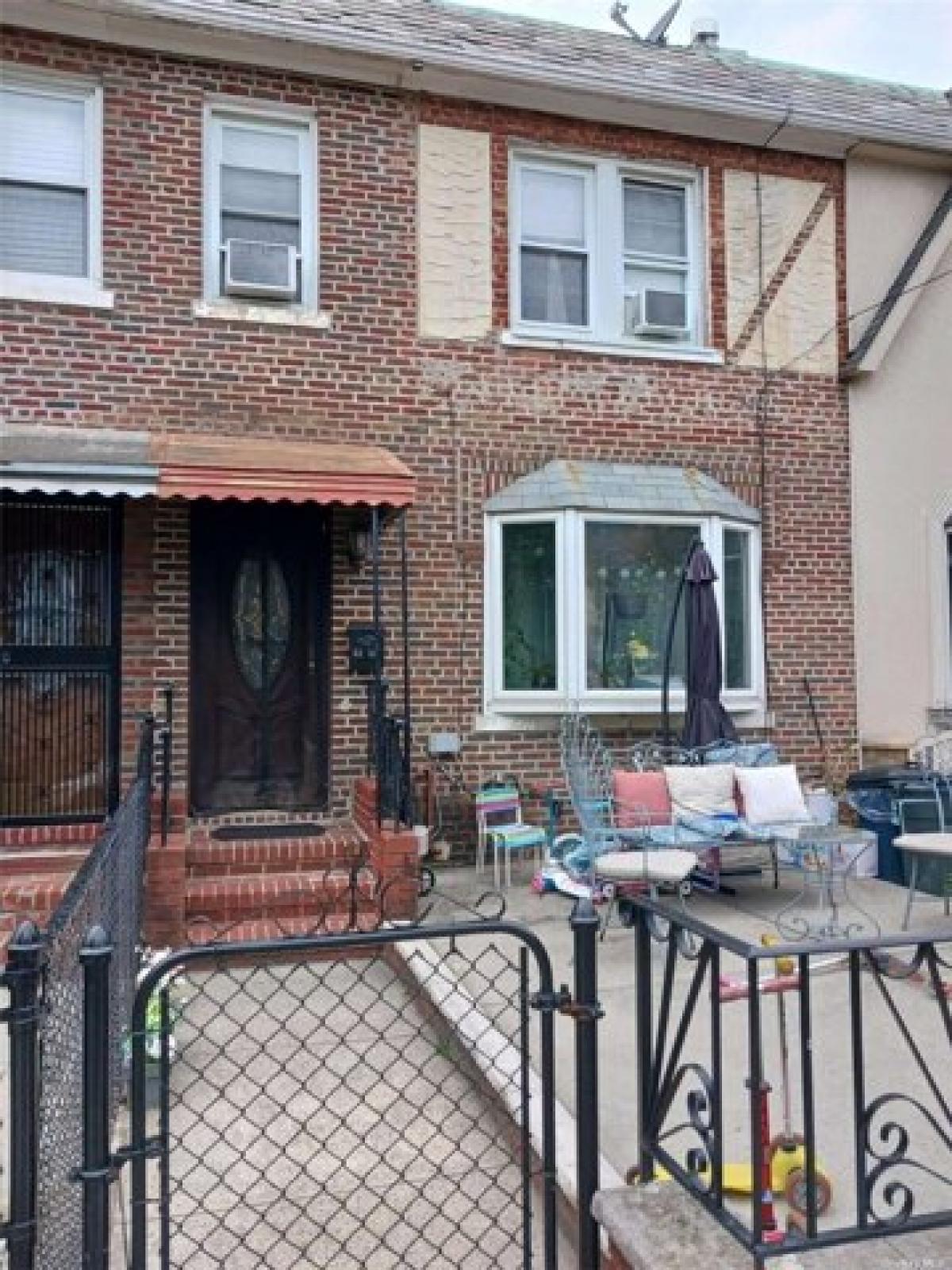 Picture of Home For Sale in Maspeth, New York, United States