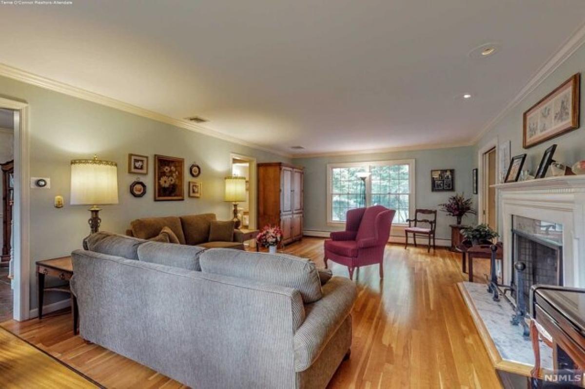 Picture of Home For Sale in Allendale, New Jersey, United States