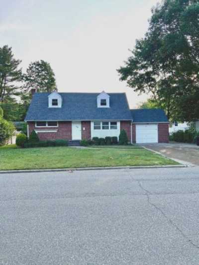 Home For Rent in Commack, New York