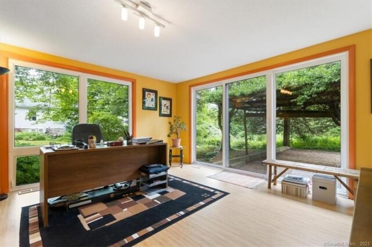 Picture of Home For Sale in Waterford, Connecticut, United States