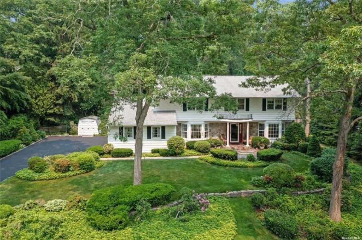 Picture of Home For Sale in Dix Hills, New York, United States